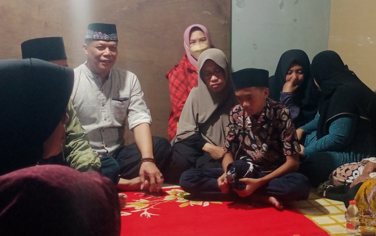 Ketua Komisi C DPRD Kota Batu, Khamim Tohari saat menyambangi rumah duka. (Foto: Khamim Tohari for jatimnow.com)