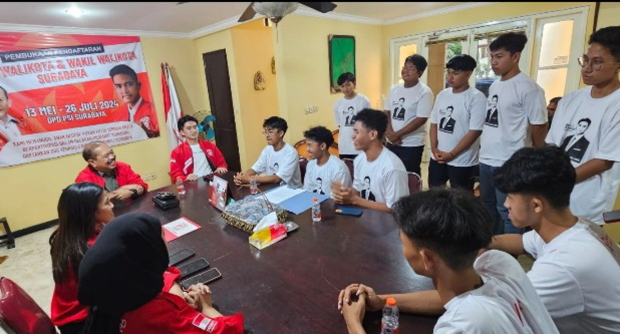 Bro Richard memakai jaket PSI bersama para pelajar pendukungnya mengambil formulir bakal calon wakil wali kota di Kantor DPD Partai Solidaritas Indonesia (PSI). (Foto: Miko for jatimnow.com)