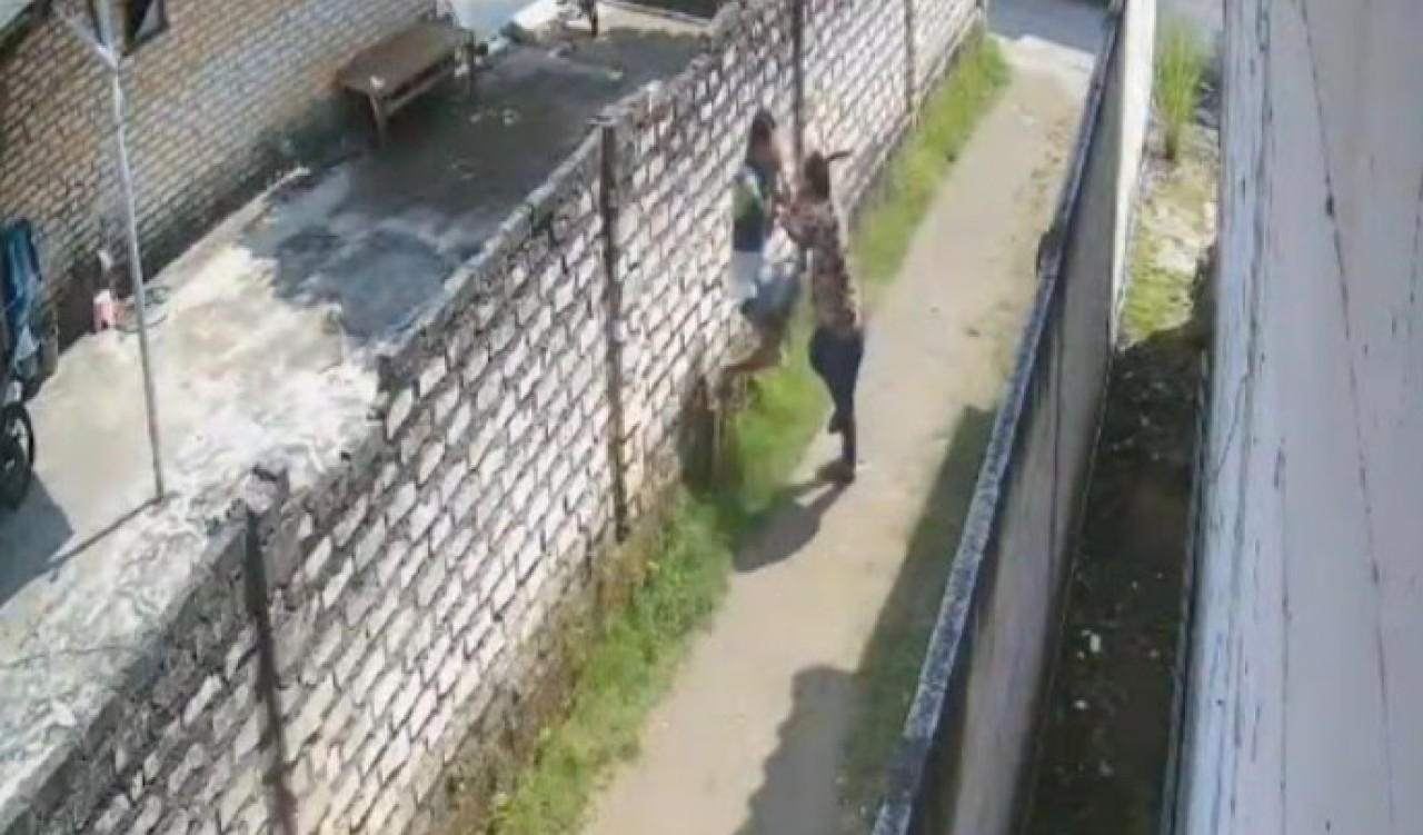 Petugas FIF dibacok nasabahnya di Bangkalan. (Foto: tangkapan layar CCTV)