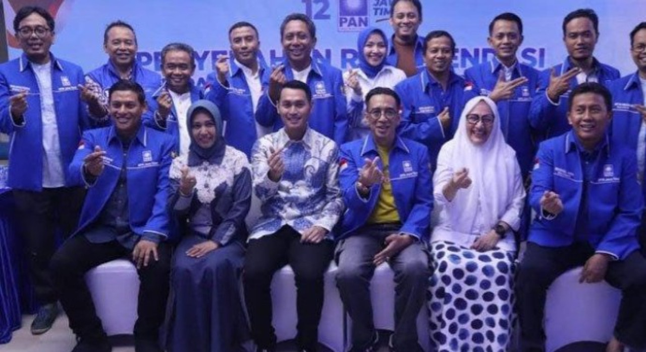 Senyum semringah Anna Mu'awanah saat sesi foto bersama usai menerima surat rekomendasi (Foto: Niam Kurniawan/jatimnow.com)