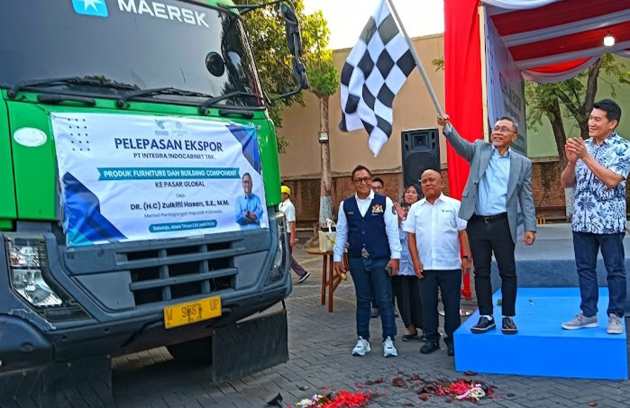 Menteri Perdagangan Zulkifli Hasan melepas keberangkatan 11 kontainer PT Integra Indocabinet perusahaan furniture di Betro Sedati Sidoarjo ke Amerika. (Foto: Ahaddiini HM/jatimnow.com)