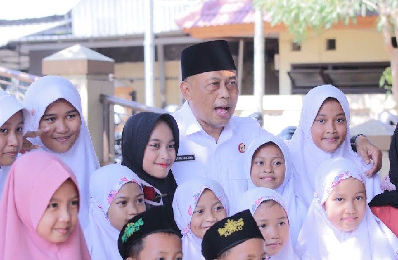 Kang Giri bersama para pelajar. (Foto: Prokopim Ponorogo)