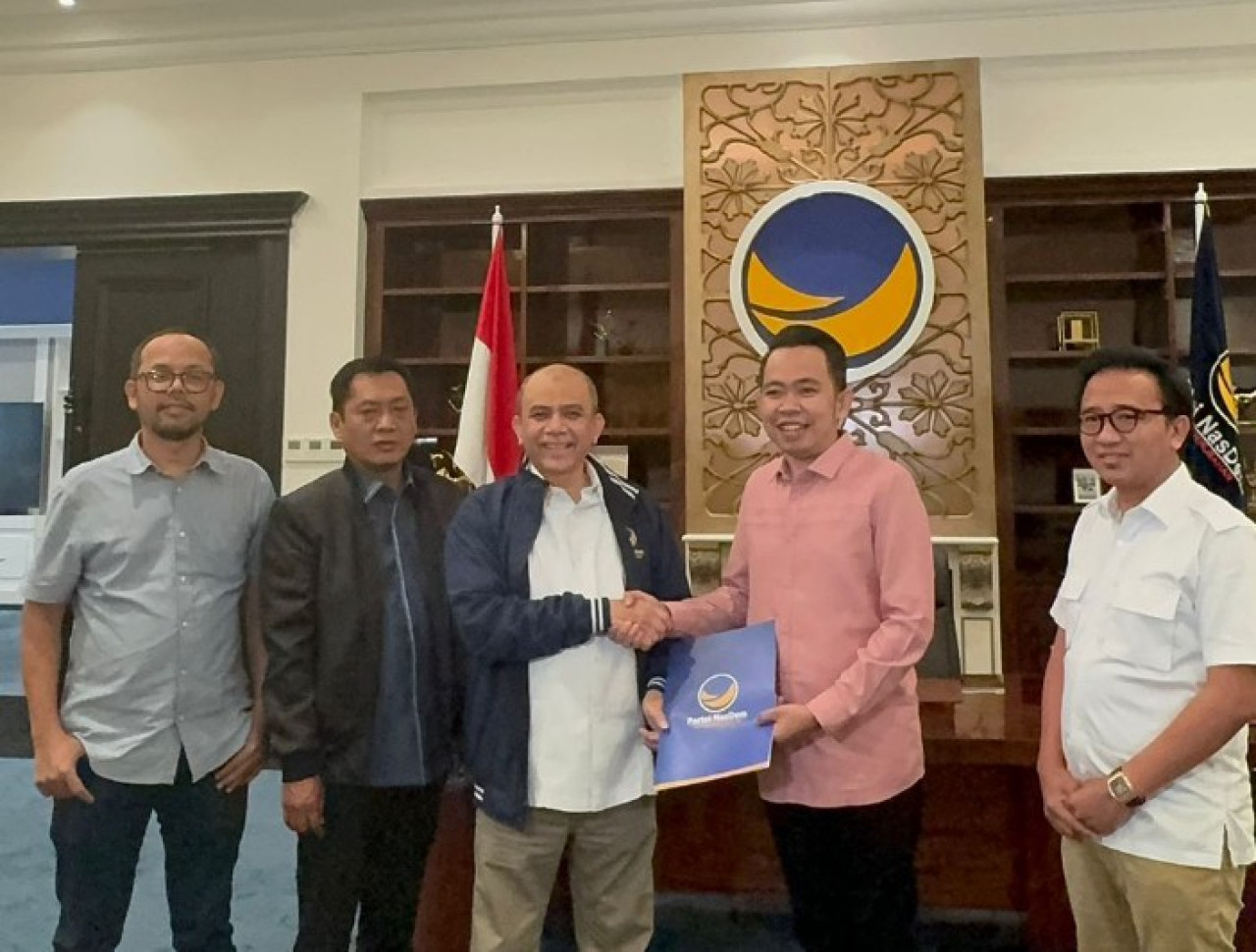 Gus Fawait menerima surat rekomendasi dari DPP NasDem. (Foto: Khus for jatimnow.com)