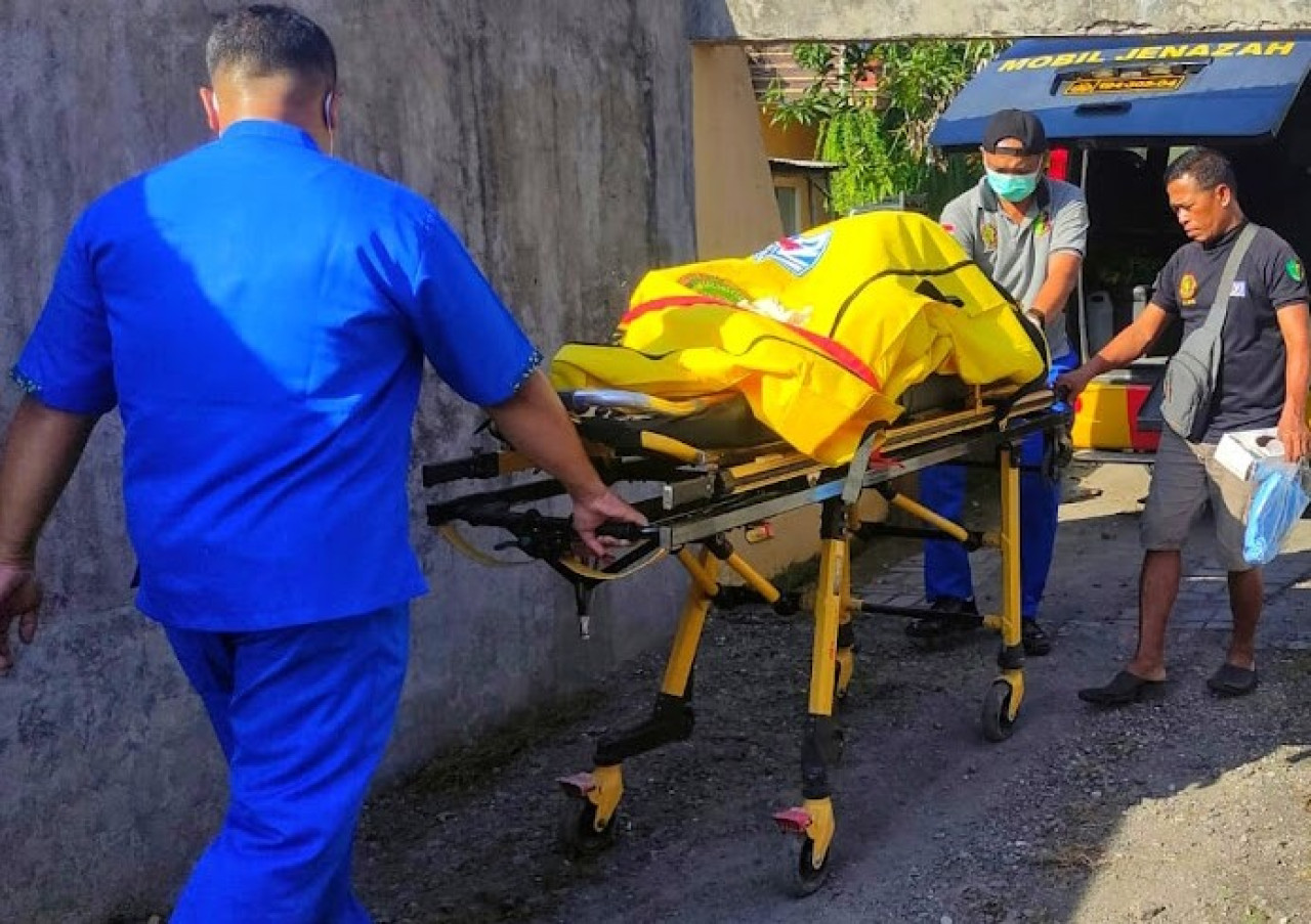 Evakuasi mayat ibu dan bayinya di sebuah kos daerah Dusun Keling RT 15 RW 4 Desa Jumput Rejo Sukodono Sidoarjo. (Foto: Rokid for jatimnow.com)