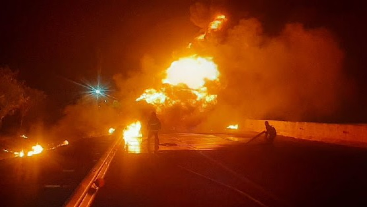 Truk tangki Pertamina terbakar. (Foto: PJR Polda Jatim)