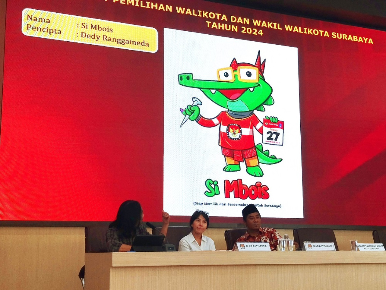 Komisioner KPU Surabaya Subairi saat merilis maskot 'Si Mbois' di Kantor KPU Surabaya (Foto: Ni'am Kurniawan/jatimnow.com)