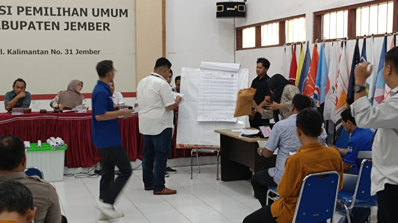 Sidang amar putusan MK di KPU Jember (Foto: Ambang for jatimnow.com)