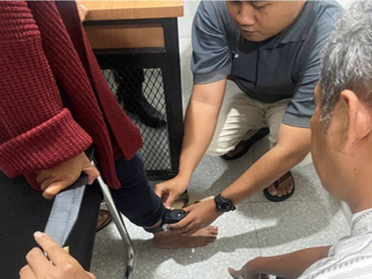 Kejari Jember memasang alat deteksi pada tahanan kota (Dok.Kejari Jember for jatimnow.com)