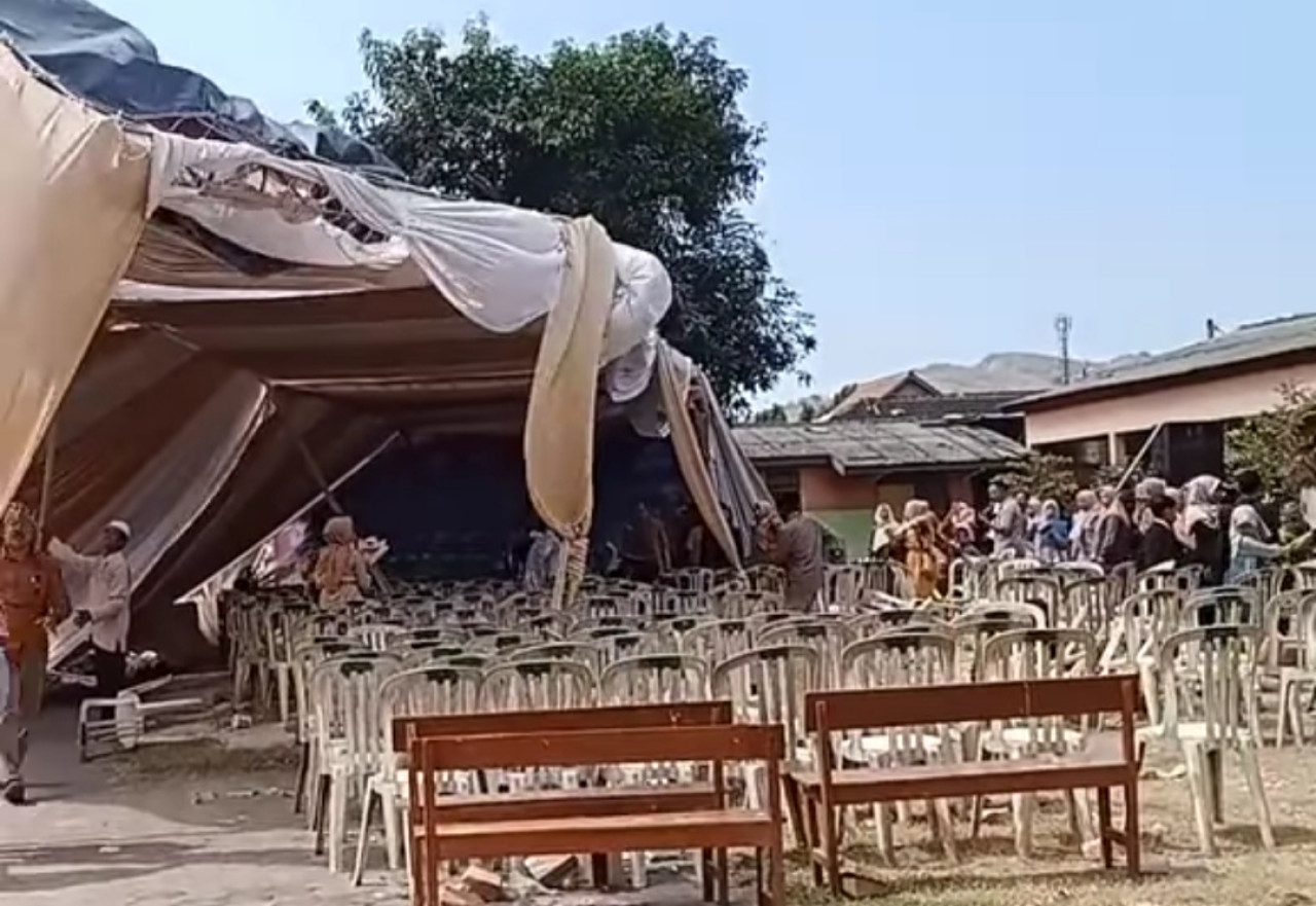 Terop lepas pisah disapu angin kencang (tangkapan layar video)