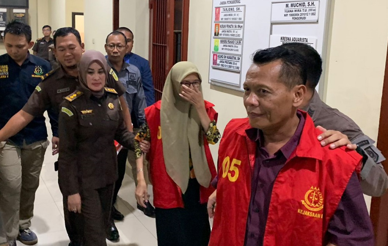 Kedua tersangka saat dikeler menuju Lapas Klas 2A Bojonegoro. (Foto: Misbahul Munir/jatimnow.com)