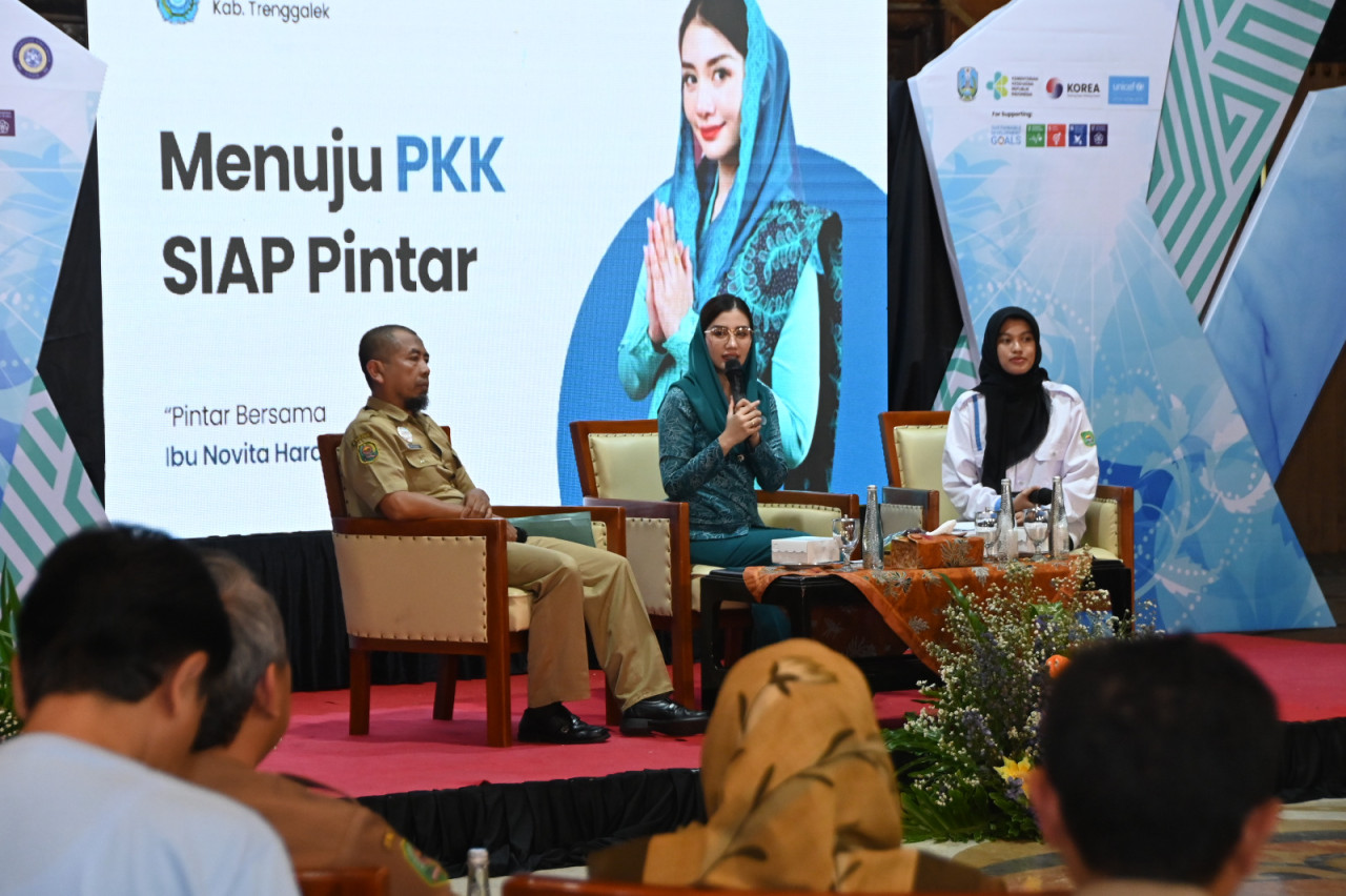 Ketua TP PKK Kabupaten Trenggalek saat mengisi sebuah acara. (Foto: Dok Prokopim Trenggalek for jatimnow.com)