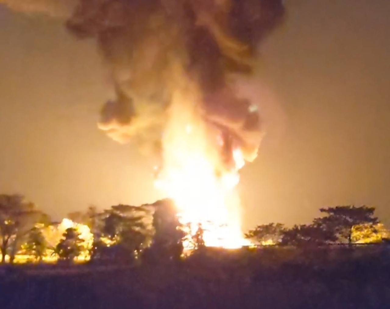 Truk Pertamina terbakar di tol Ngawi (dok tangkap layar video amatir warga)