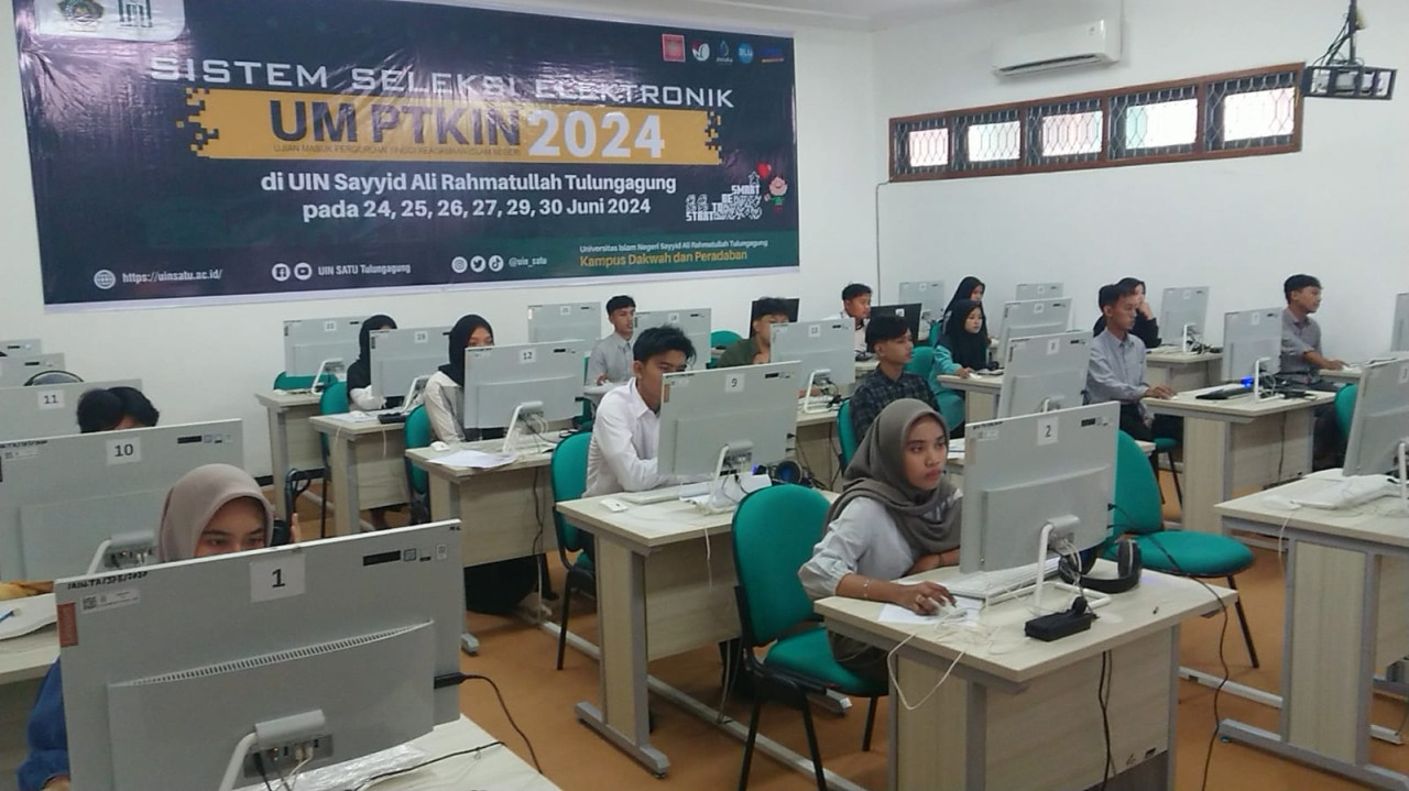 Kampus UIN Tulungagung, peserta UM PTKIN di UIN Tulungagung mengerjakan soal. (Foto: Bramanta Pamungkas/jatimnow.com)