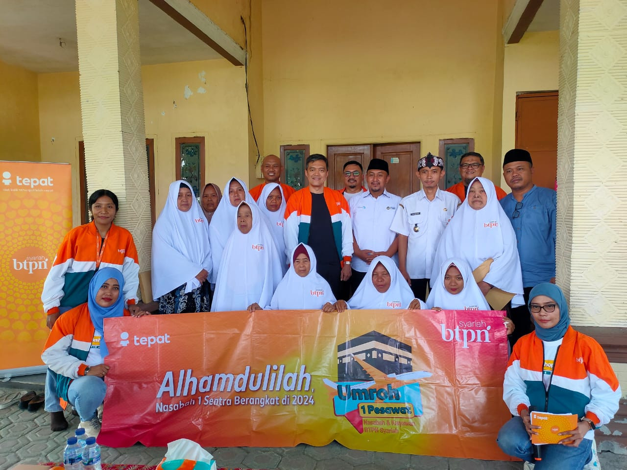 Pemberian hadiah umroh olah BTPN Syariah kepada 8 nasabah di Desa Warungering, Kecamatan Kedungpring, Kabupaten Lamongan. (Foto : BTPN Syariah for jatimnow.com)