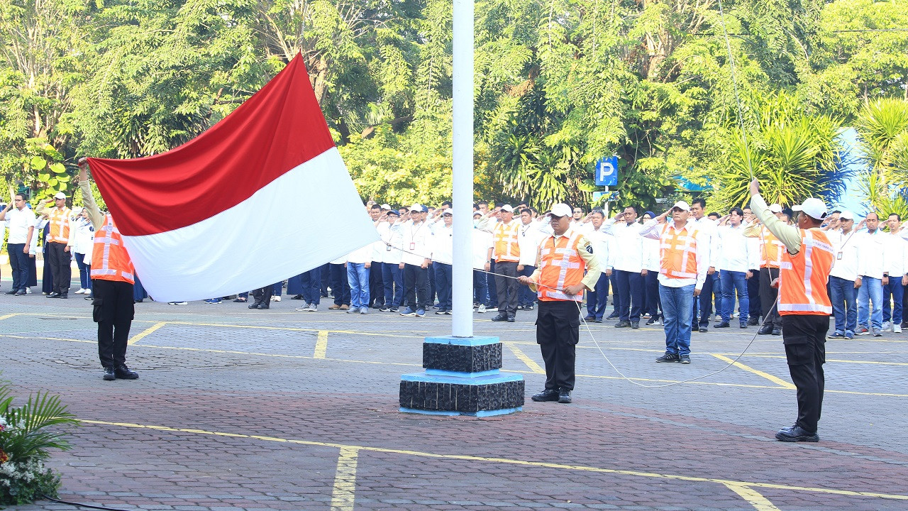 Upacara bendera dalam memperingati Hari Lahir Pancasila RI pada hari ini, Sabtu (1/6/2024) di halaman kantor Pelindo Sub Regional Jawa Regional 3, Pelabuhan Tanjung Perak Surabaya. (Foto: Humas Pelindo for jatimnow.com)