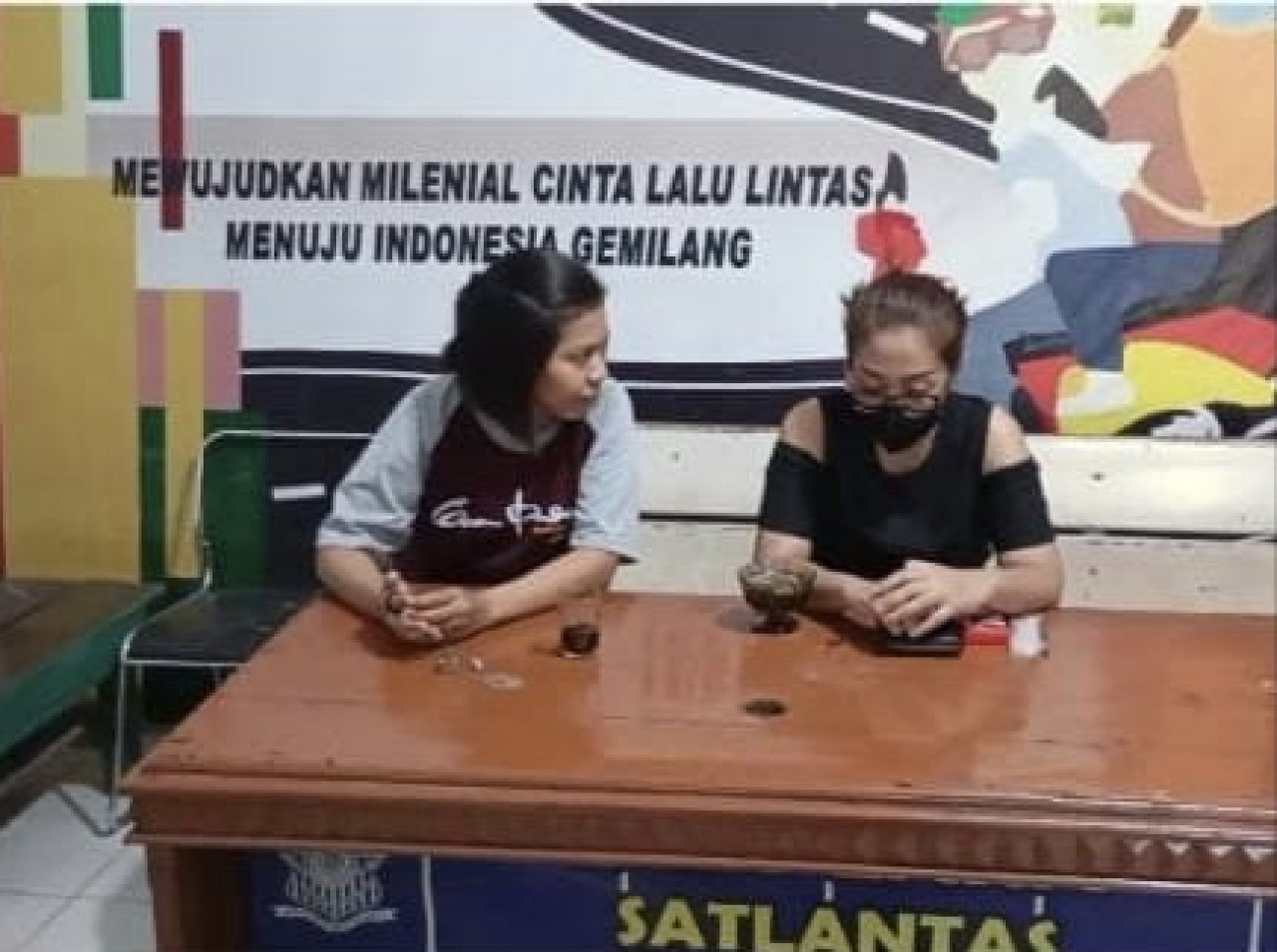 Pelaku RH (kanan) sedang diinterogasi seorang polwan (kiri). (Foto: Fathor Rahman/jatimnow.com)