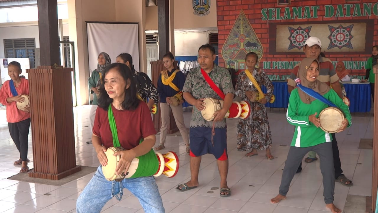 ODGJ di Tulungagung latihan menari. (Foto: Bramanta Pamungkas/jatimnow.com)