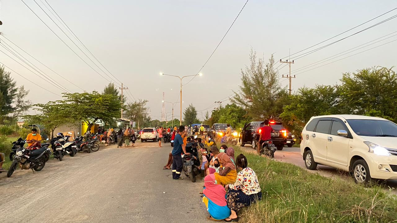 Warga terdampak tangki Pertamina Tuban bocor saat mengungsi. (Foto: Alfa for jatimnow.com)