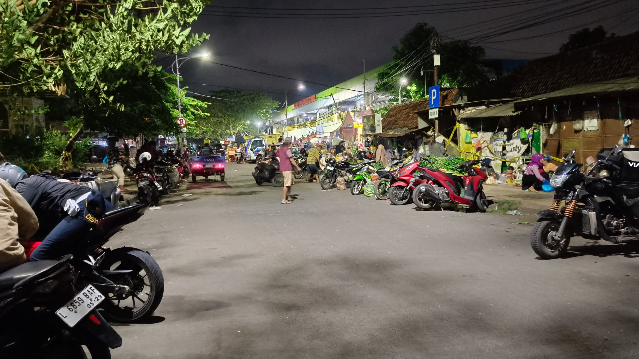 Parkiran liar di sekitar Pasar Keputran Surabaya. (Foto: tim jatimnow.com)