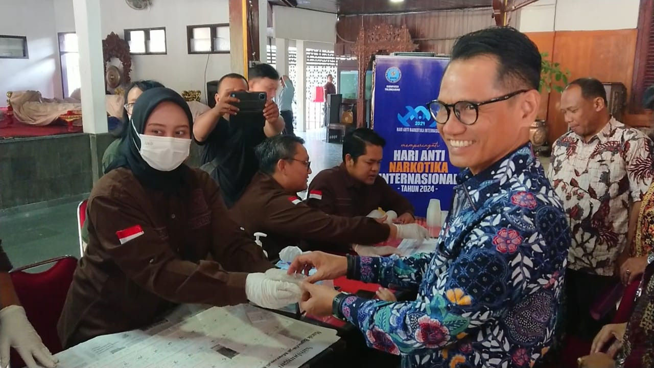 Pejabat di lingkup Pemkab Tulungagung saat mengikuti tes urine. (Foto: Bramanta Pamungkas/jatimnow.com)