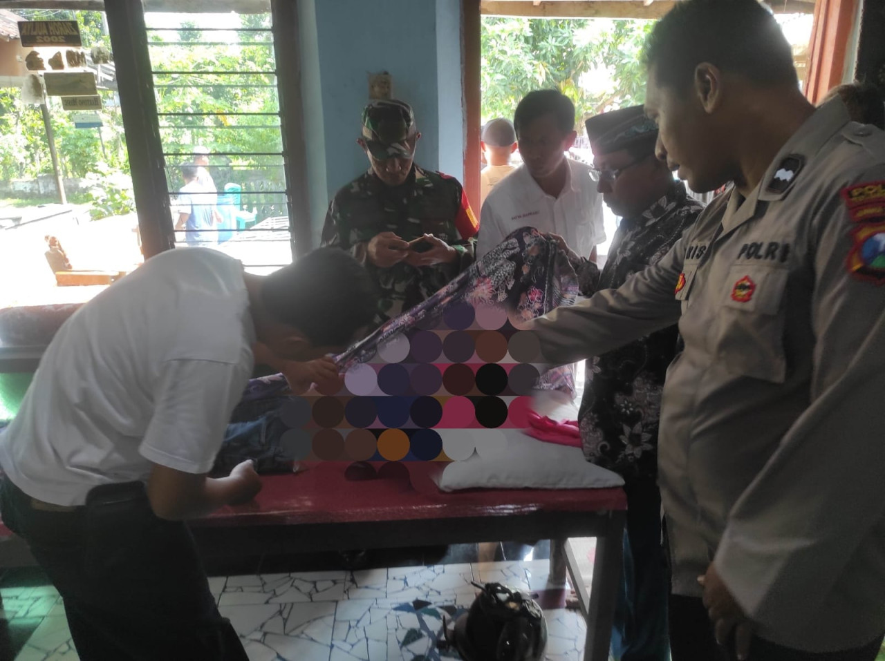 Polisi saat melakukan pemeriksaan korban. (Foto: Polres Tulungagung)
