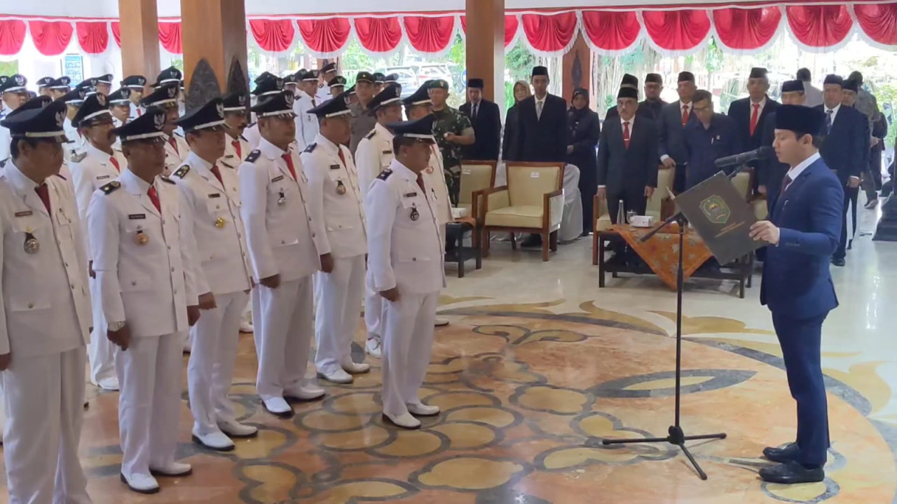 Prosesi penyerahan surat perpanjangan jabatan Kades di Trenggalek. (Foto : Bramanta Pamungkas/jatimnow.com)