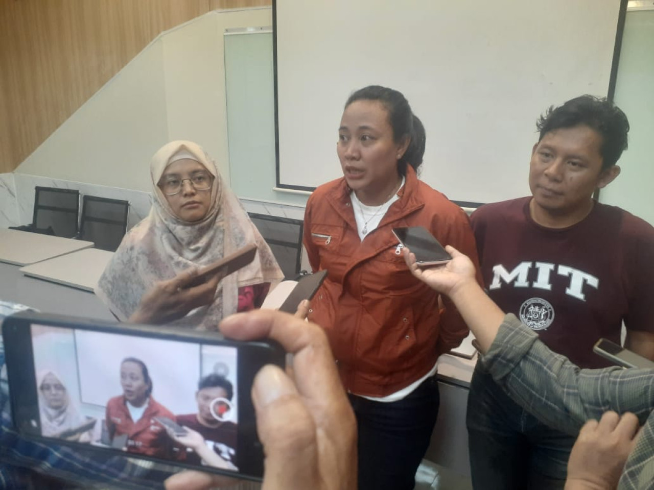 (Dari kiri ke kanan) pengajar Unitomo, Nur'annafi Farni Syam Maella, Koordinator Nasional Japelidi, Ni Made Ras Amanda, dan   pemateri Dimas Prakoso. (Foto: Endang Pergiwati/jatimnow.com)
