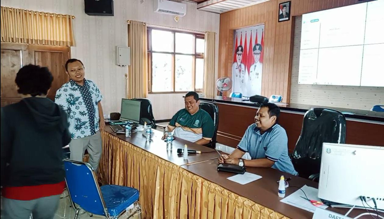 Yusti Rubiantika saat mengonfirmasi ke SMAN 1 Bojonegoro (Foto: Misbahul Munir/jatimnow.com)