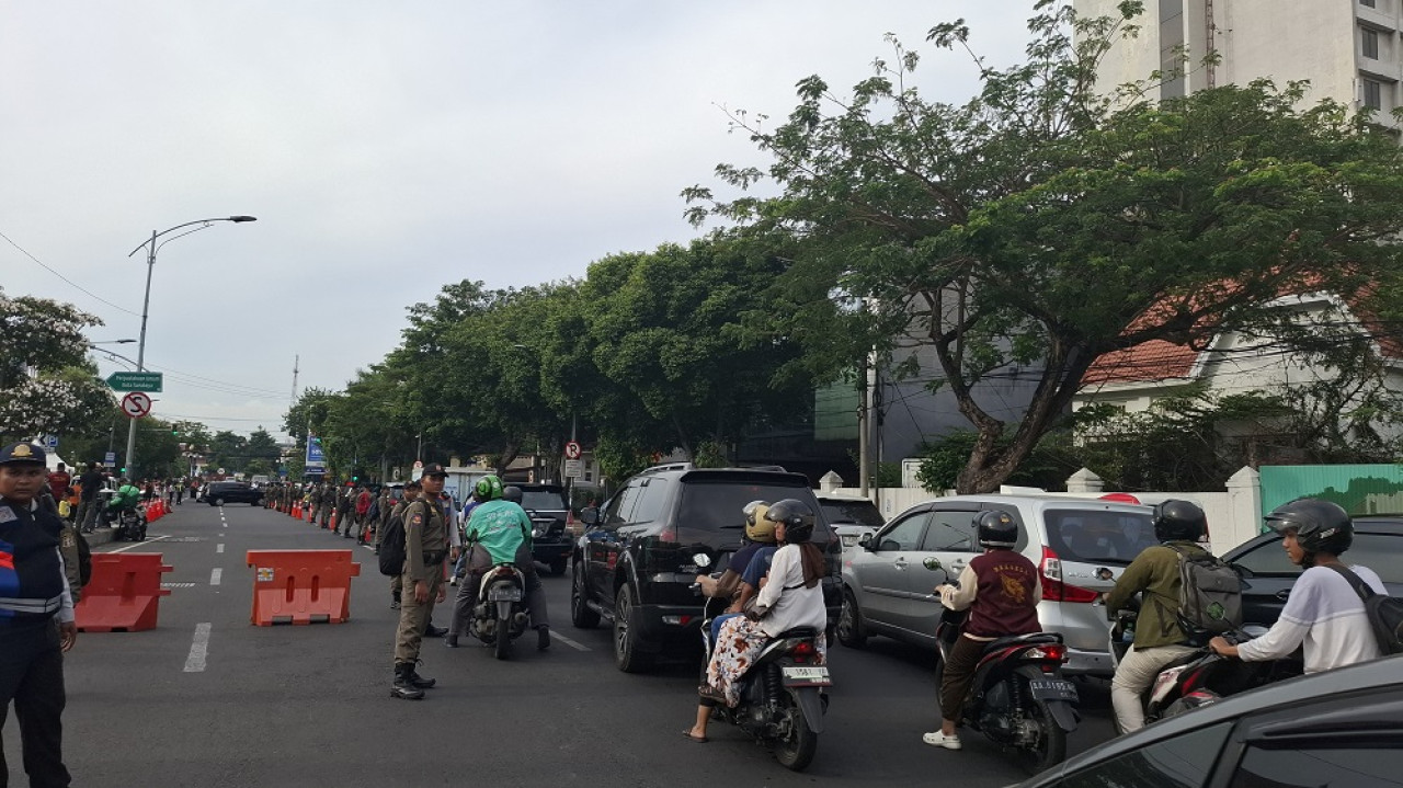Separuh Jalan Yos Sudarso ditutup, kendaraan di Jalan Gubernur Suryo hingga Yos Sudarso padat merayap. (Foto: Ni'am Kurniawan/jatimnow.com)