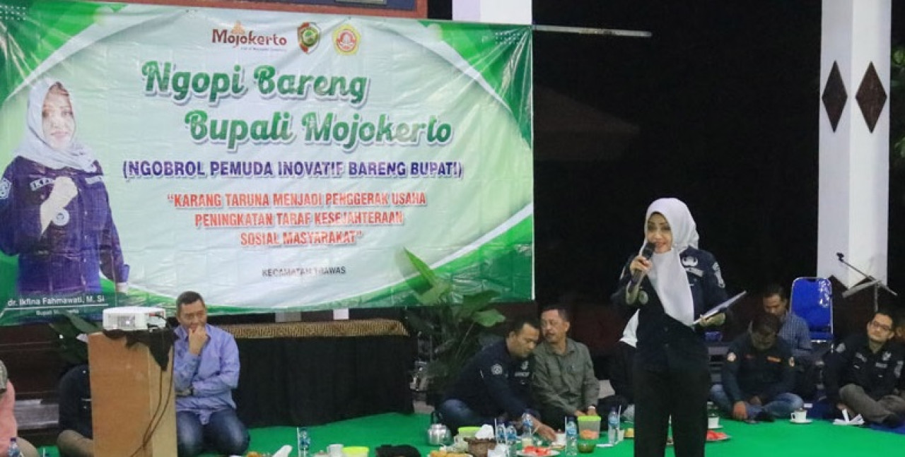 Bupati Mojokerto saat Ngopi Bareng pemuda Karang Taruna. (Foto: dok Humas Pemkab Mojokerto for jatimnow.com)