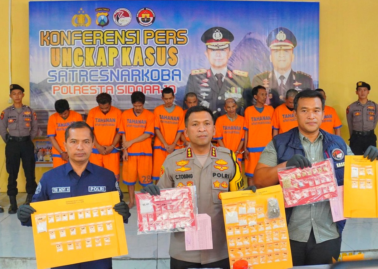 9 Tersangka yang berhasil diringkus Satresnarkoba Polresta Sidoarjo. (Foto: Ahaddiini HM/jatimnow.com.