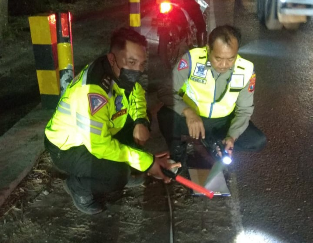 Polisi saat melakukan olah TKP kecelakaan di jalur pantura Probolinggo. (Foto: Humas Polres Probolinggo for jatimnow.com)