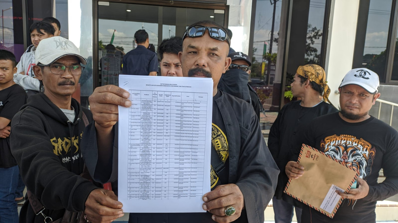 Aksi warga Ponorogo yang mendatangi kantor Kejaksaan Negeri (Kejari) Ponorogo. (Foto: dok jatimnow.com)