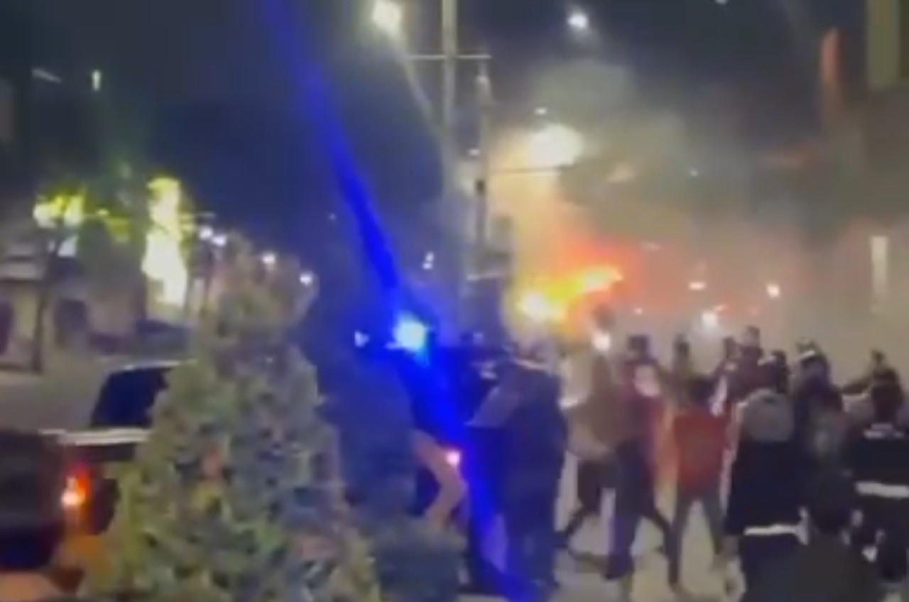 Pesilat PSHT saat melakukan penganiayaan kepada anggota polisi (Tangkapan layar)