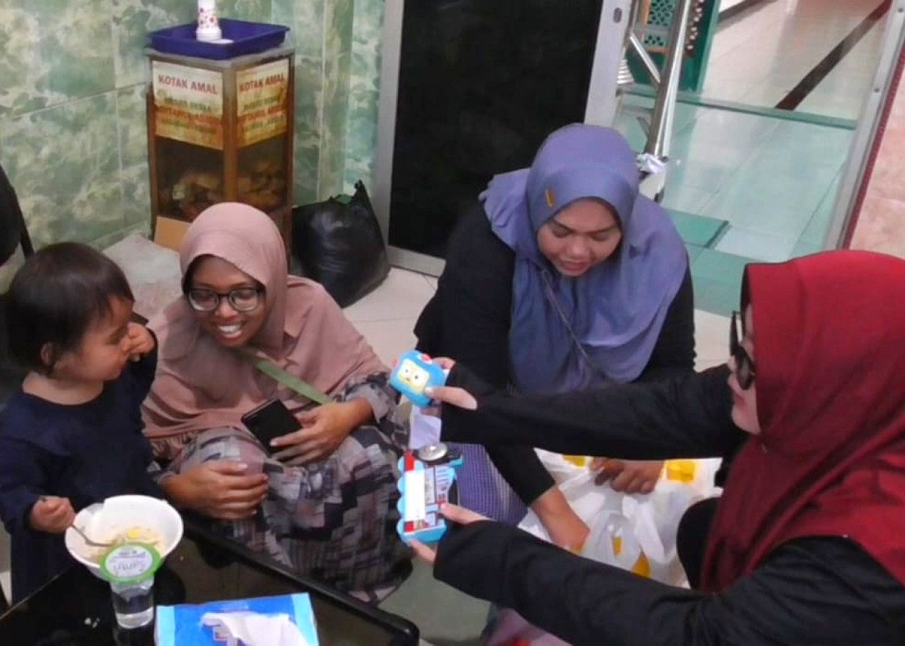 Balita ditemukan oleh pengurus masjid yang diduga ditinggalkan oleh ibunya di Masjid Besar Miftahul Abidin Krian, Sidoarjo, pada Selasa (30/7/2024) malam. (Foto: Agil Supriyono for jatimnow.com).