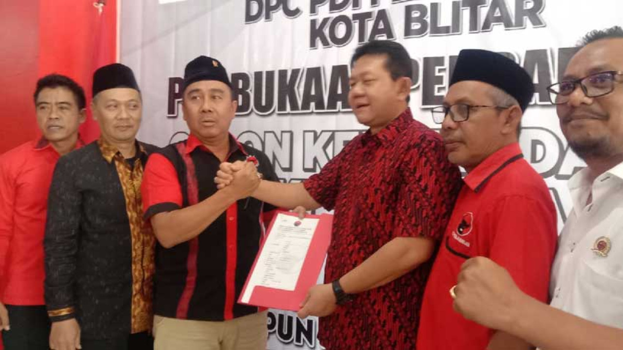 Bambang Rianto saat mendaftar di DPC PDIP Kota Blitar beberapa waktu lalu. (Foto: DPC PDIP Blitar/jatimnow.com)