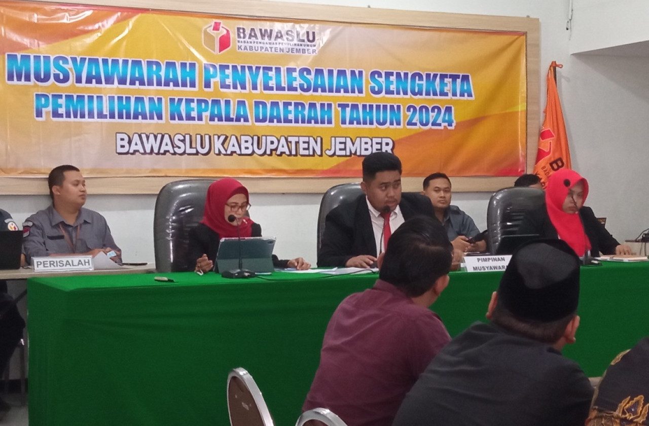 Musyawarah penyelesaian sengketa di Bawaslu Jember. (Foto: Sugianto/jatimnow.com)