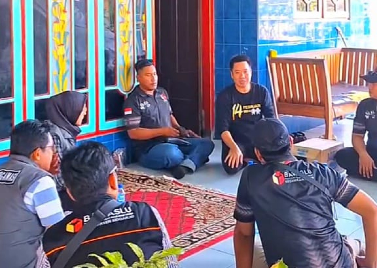 Bawaslu saat melakukan kunjungan di Dusun Bangunsari Desa Kalisogo Jabon Sidoarjo. (Foto:  Bawaslu Sidoarjo for jatimnow.com).