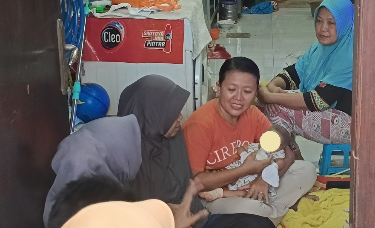 Bayi yang dibuang di Bratang Gede Surabaya. (Foto: Misbahul Munir/jatimnow.com)
