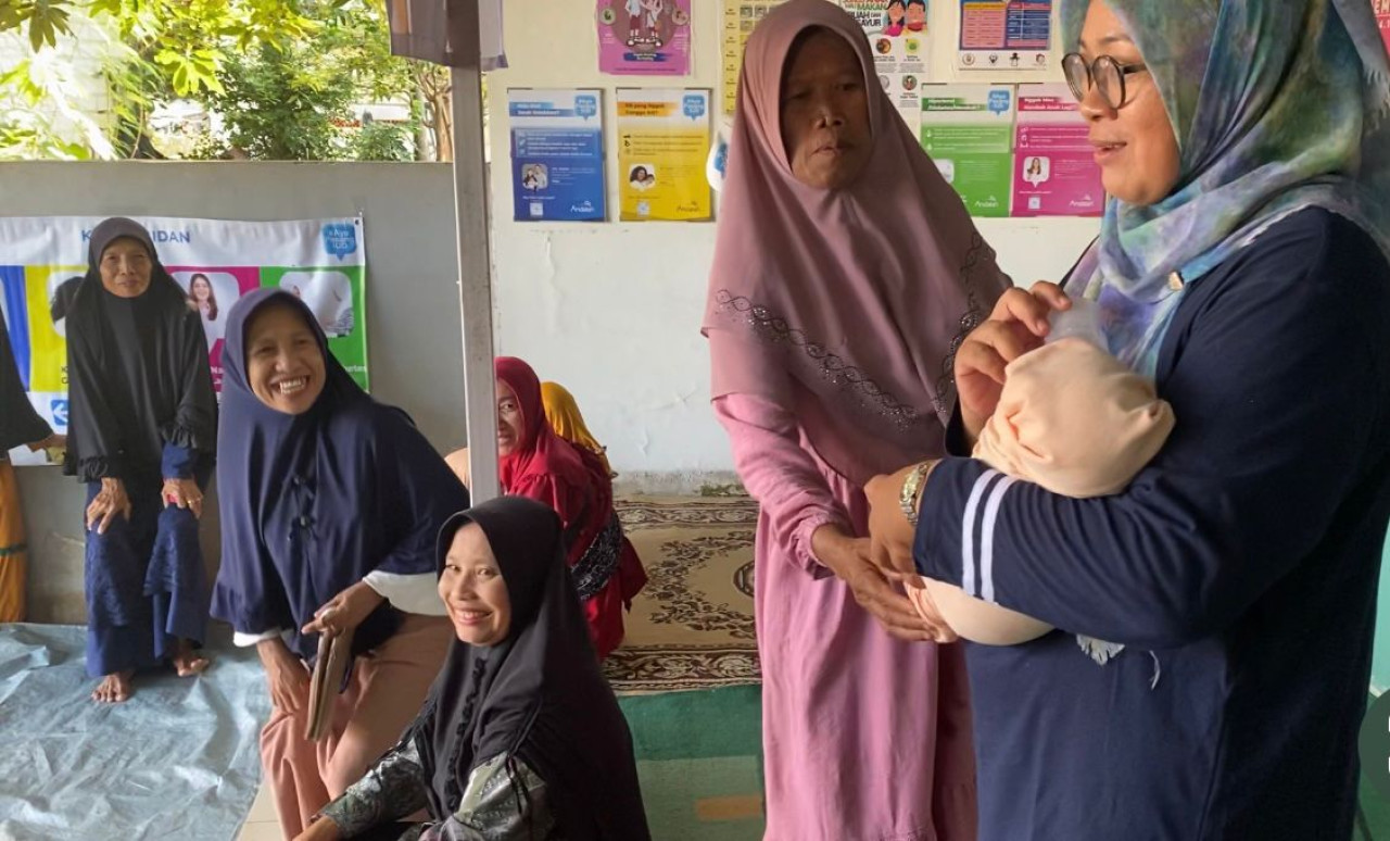 Bidan Desa Bektiharjo saat merawat bayi tersebut (Dok Imron for jatimnow.com)