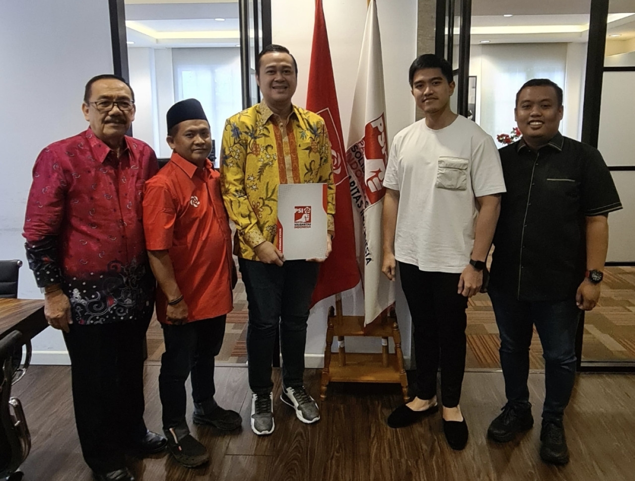 Bayu Airlangga usai menerima surat tugas dari Ketum PSI Kaesang Pangarep (dok.PSI Surabaya for jatimnow.com)