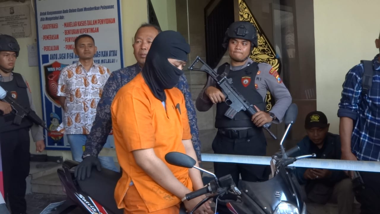 Pelaku saat ditangkap Satreskrim Polres Tulungagung. (Foto: Bramanta Pamungkas/jatimnow.com)