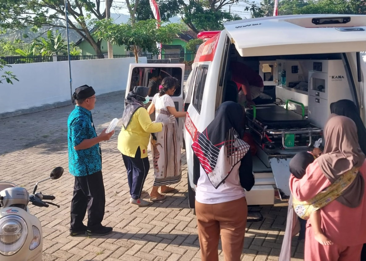 Bidan melayani kebutuhan kesehatan warga wilayah terpencil di Banyuwangi. (Foto: Humas Pemkab Banyuwangi)