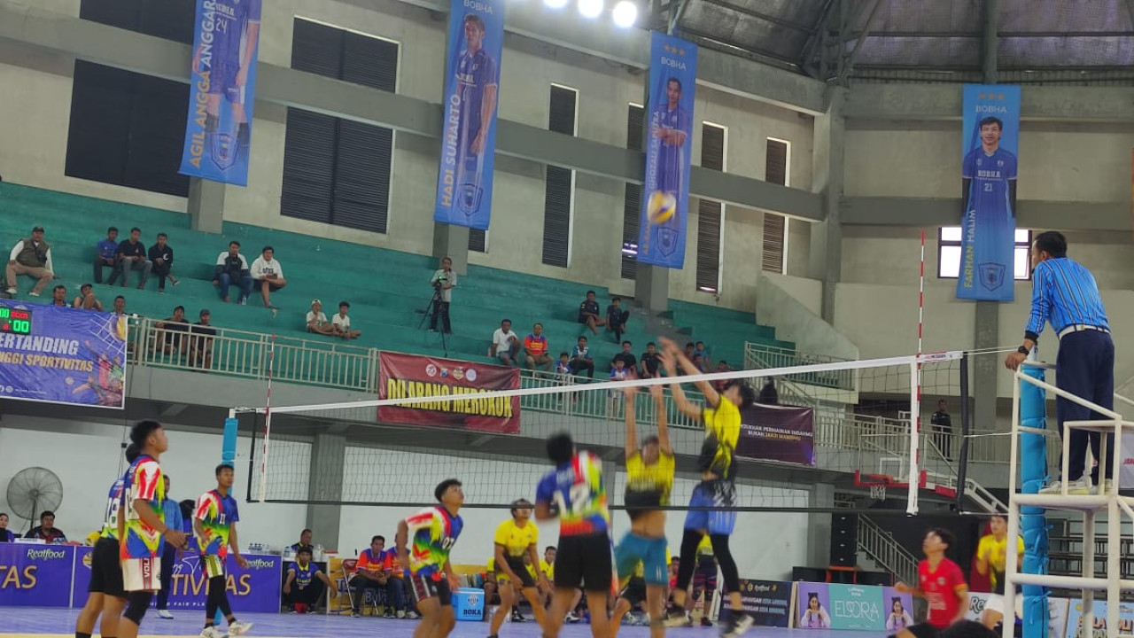 Turnamen bola voli di GOR Bojonegoro. (Foto: Misbahul Munir/jatimnow.com)