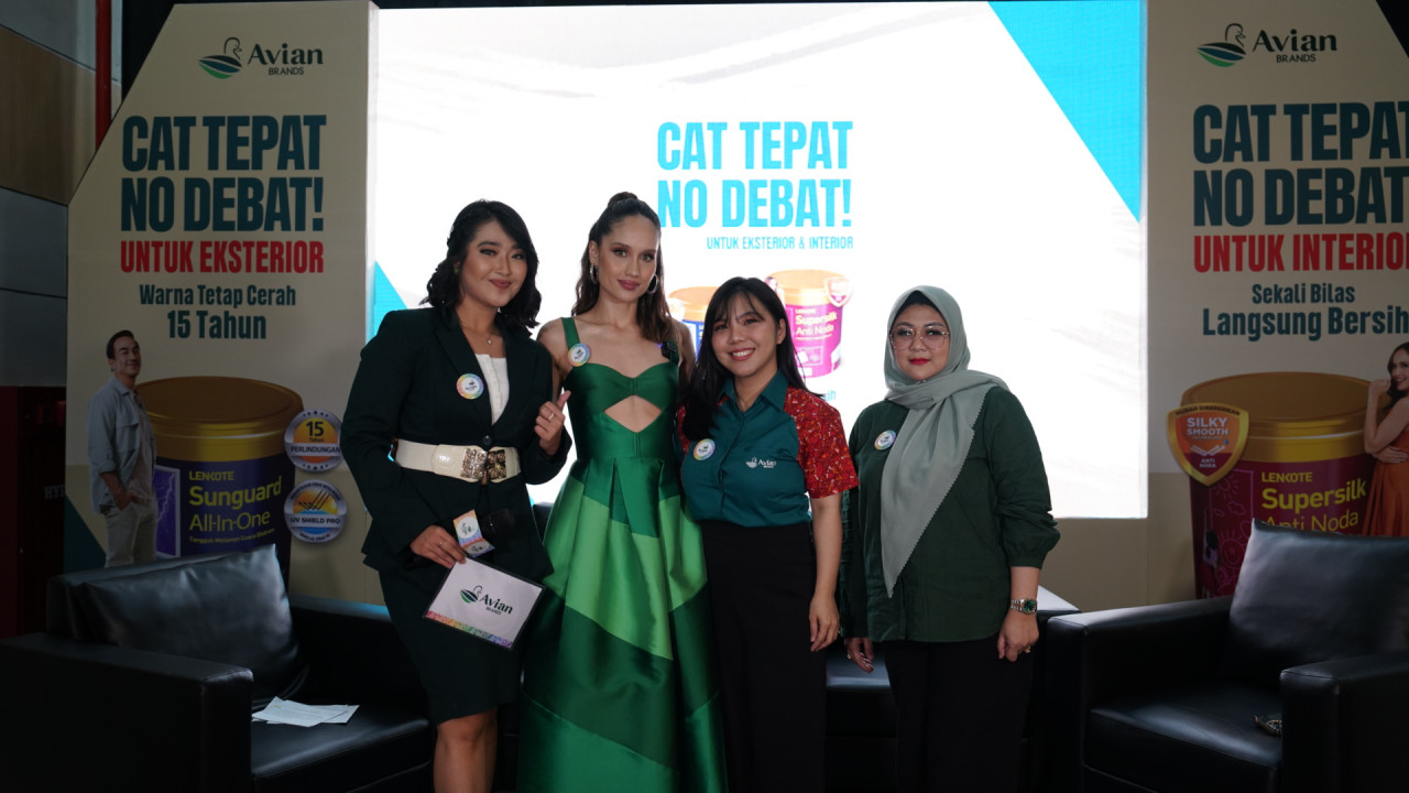 Selebriti sekaligus Brand Ambassador Avian Brands Supersilk Anti Noda, Cinta Laura Kiehl saat menjadi pembicara dalam kampanye Cat Tepat No Debat di Kalimalang (foto: Fila for jatimnow.com)