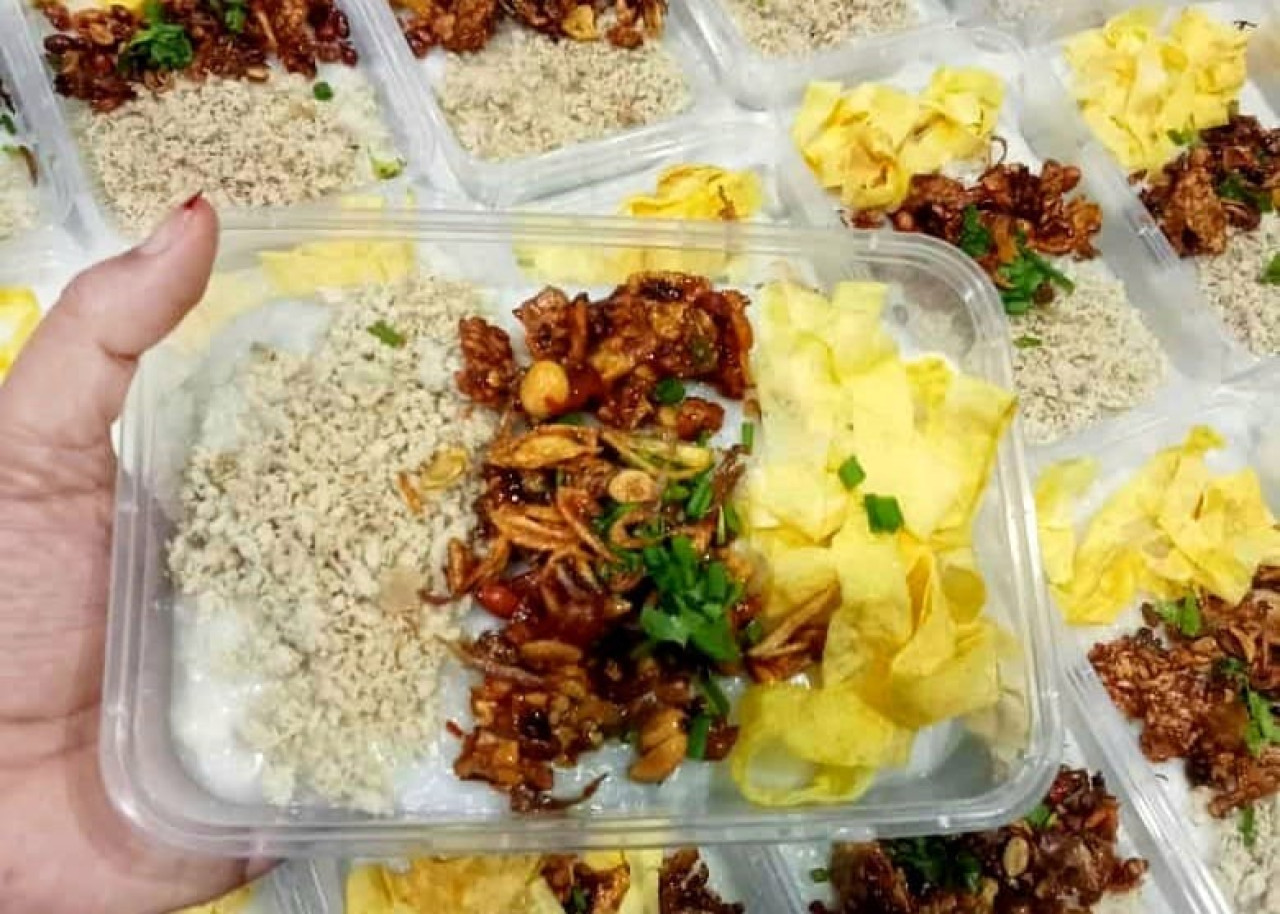 Bubur suro buatan Durotun Nafisah warga Taman Sidoarjo. (Foto: Ahaddiini HM/jatimnow.com).