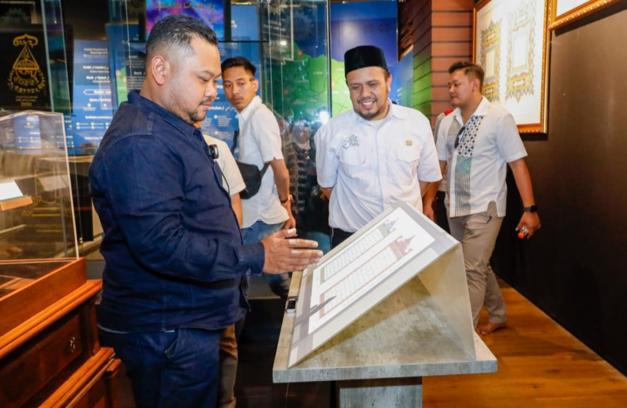 Bupati Gresik Fandi Akhmad Yani saat berkunjung ke Galeri Rasulullah di komplek Masjid Al Jabbar Kota Bandung, Senin (22/7/2024). (Foto: Diskominfo Pemkab Gresik)