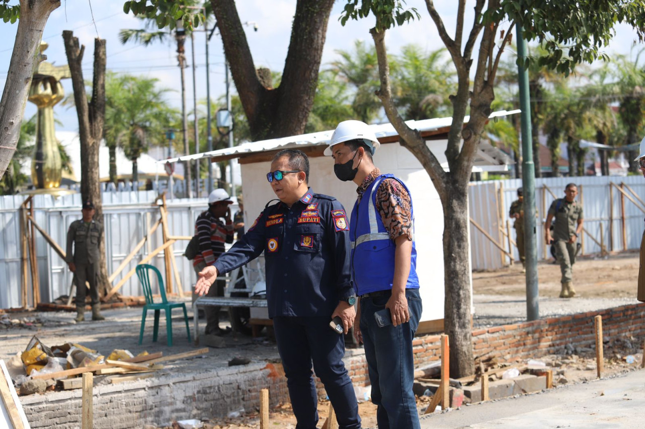 Bupati Hendy meninjau progres pengerjaan Alun-Alun Jember. (Foto-foto: Diskominfo Jember)