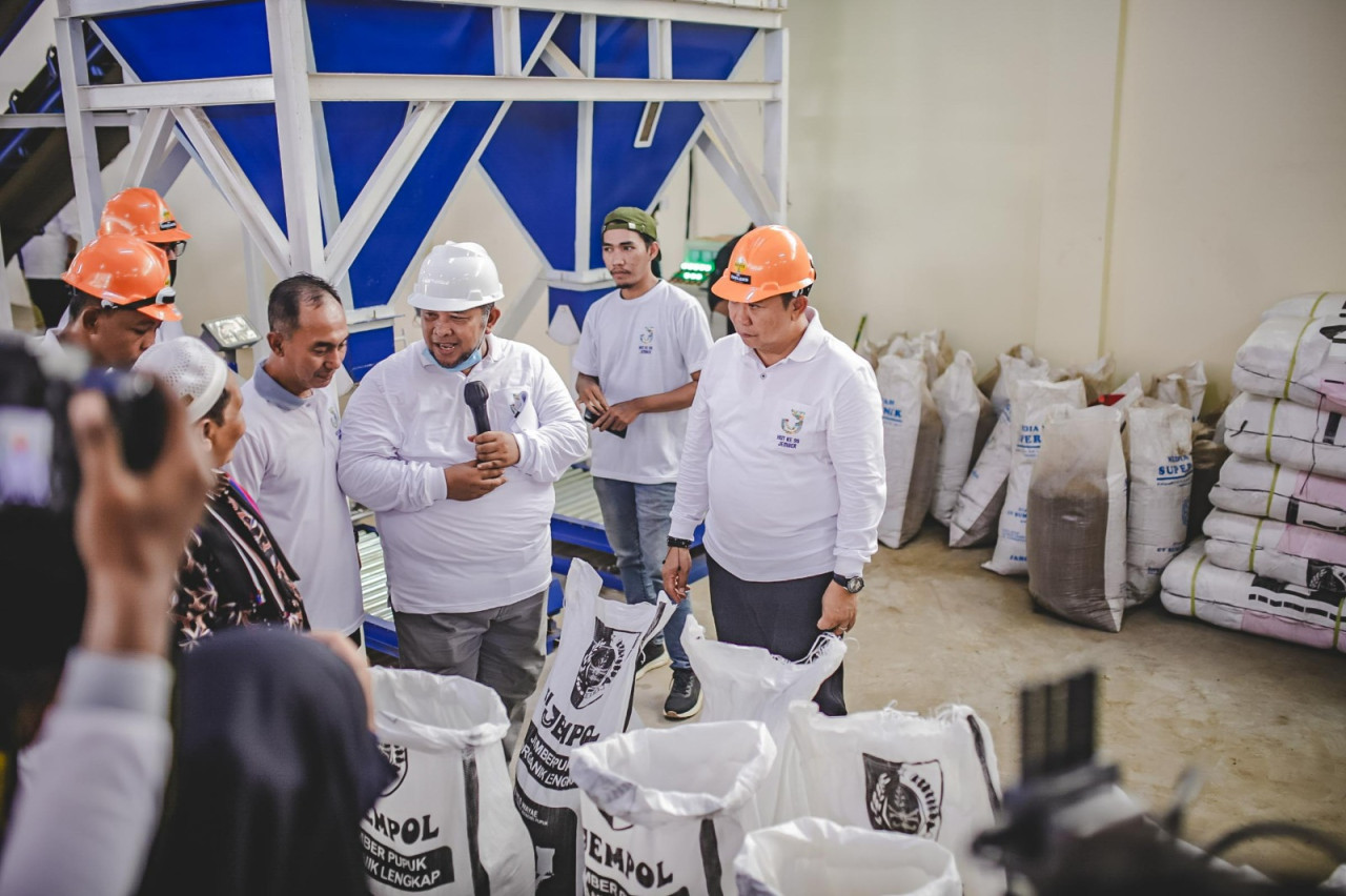 Bupati Hendy saat dilokasi pabrik pupuk Si Jempol (Foto: Diskominfo Jember/jatimnow.com)