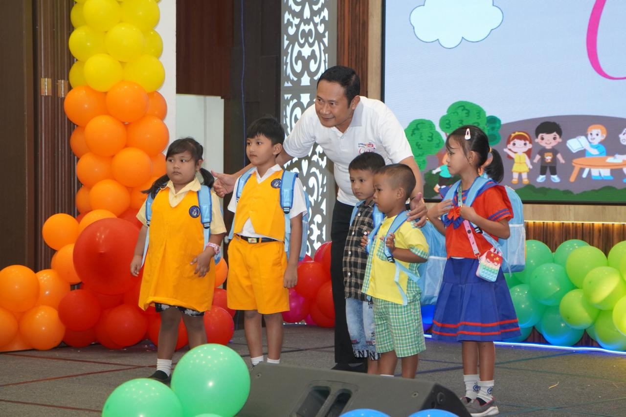 Bupati Lamongan, Yuhronur Efendi ketika momen kegiatan bersama anak PAUD. (Foto: Humas Pemkab Lamongan/jatimnow.com)